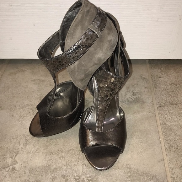 Guess women’s suede and leather heels - Picture 2 of 5